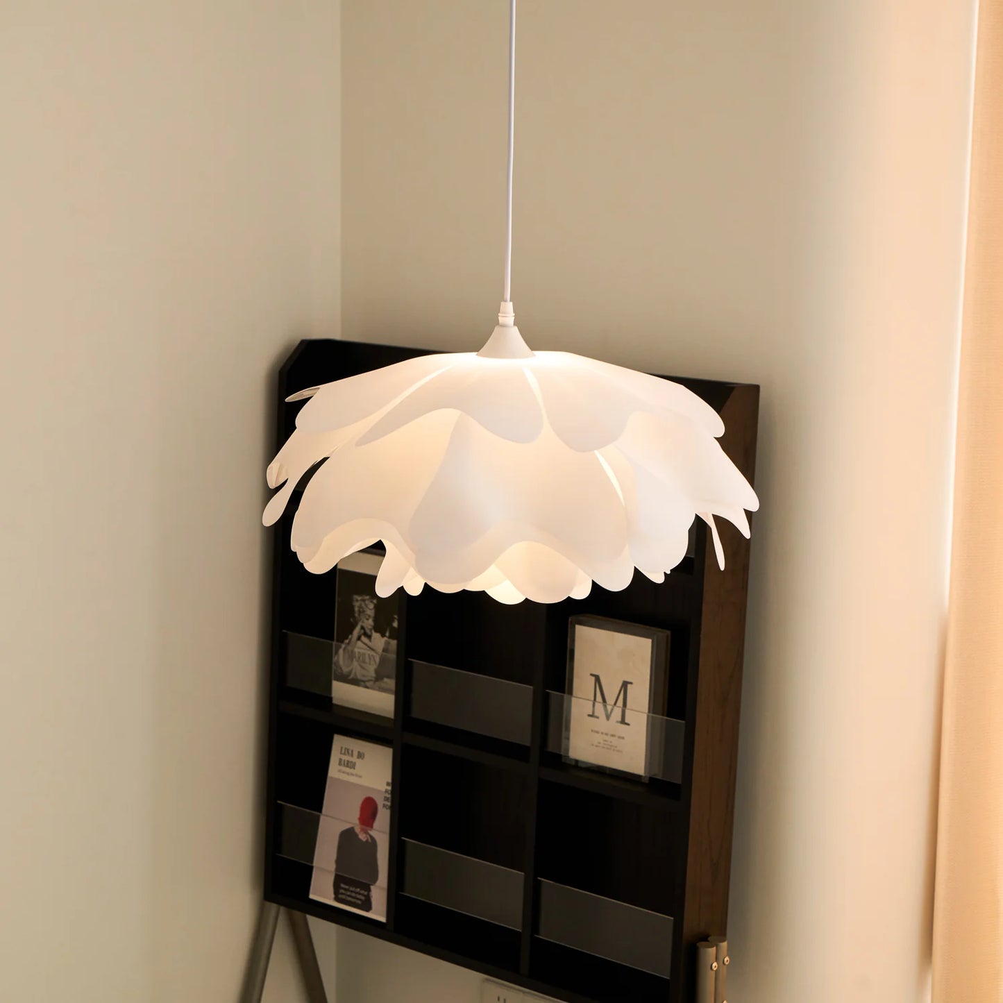 Renée Flower-Shaped Acrylic Pendant Light – Metal Frame, E27 Socket