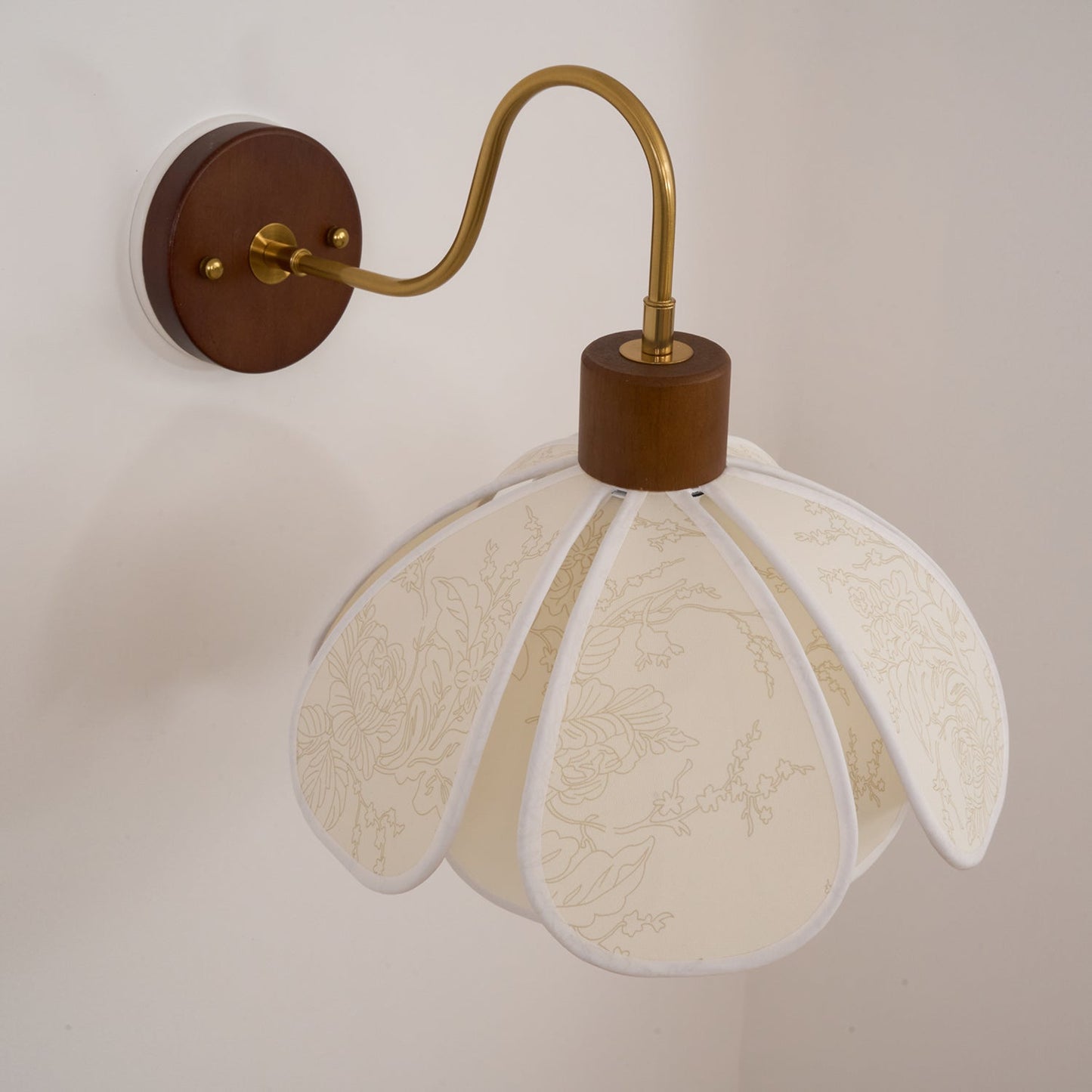 Vintage Floral Wall Light – Wooden & Brass Decorative Wall Lamp