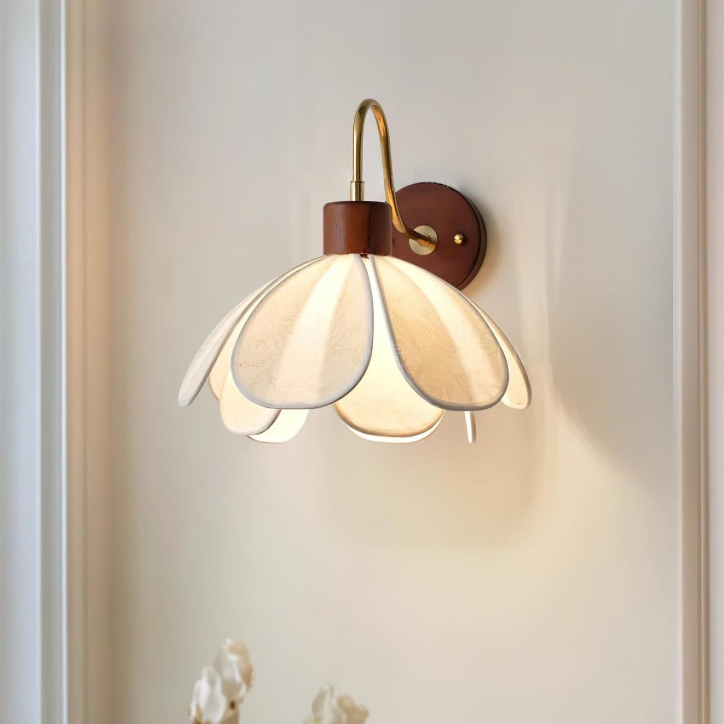 Vintage Floral Wall Light – Wooden & Brass Decorative Wall Lamp