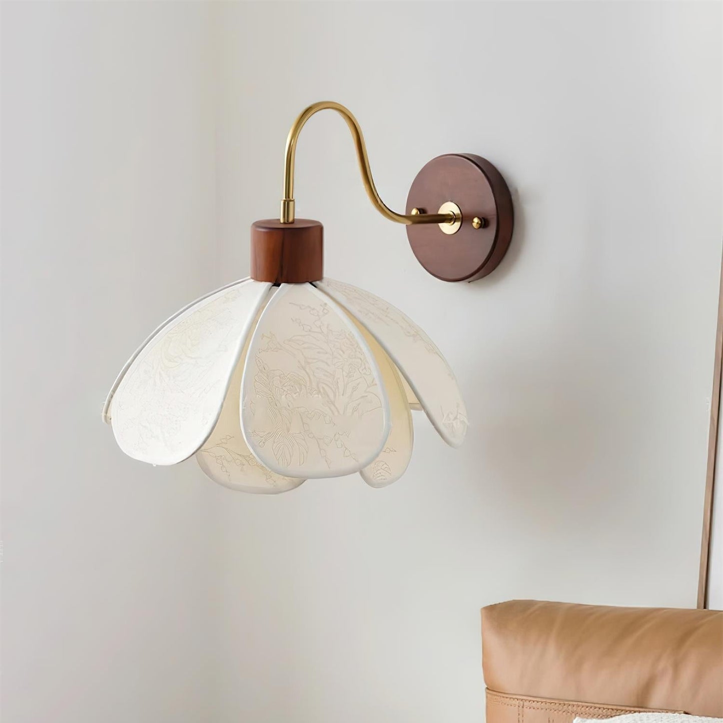 Vintage Floral Wall Light – Wooden & Brass Decorative Wall Lamp