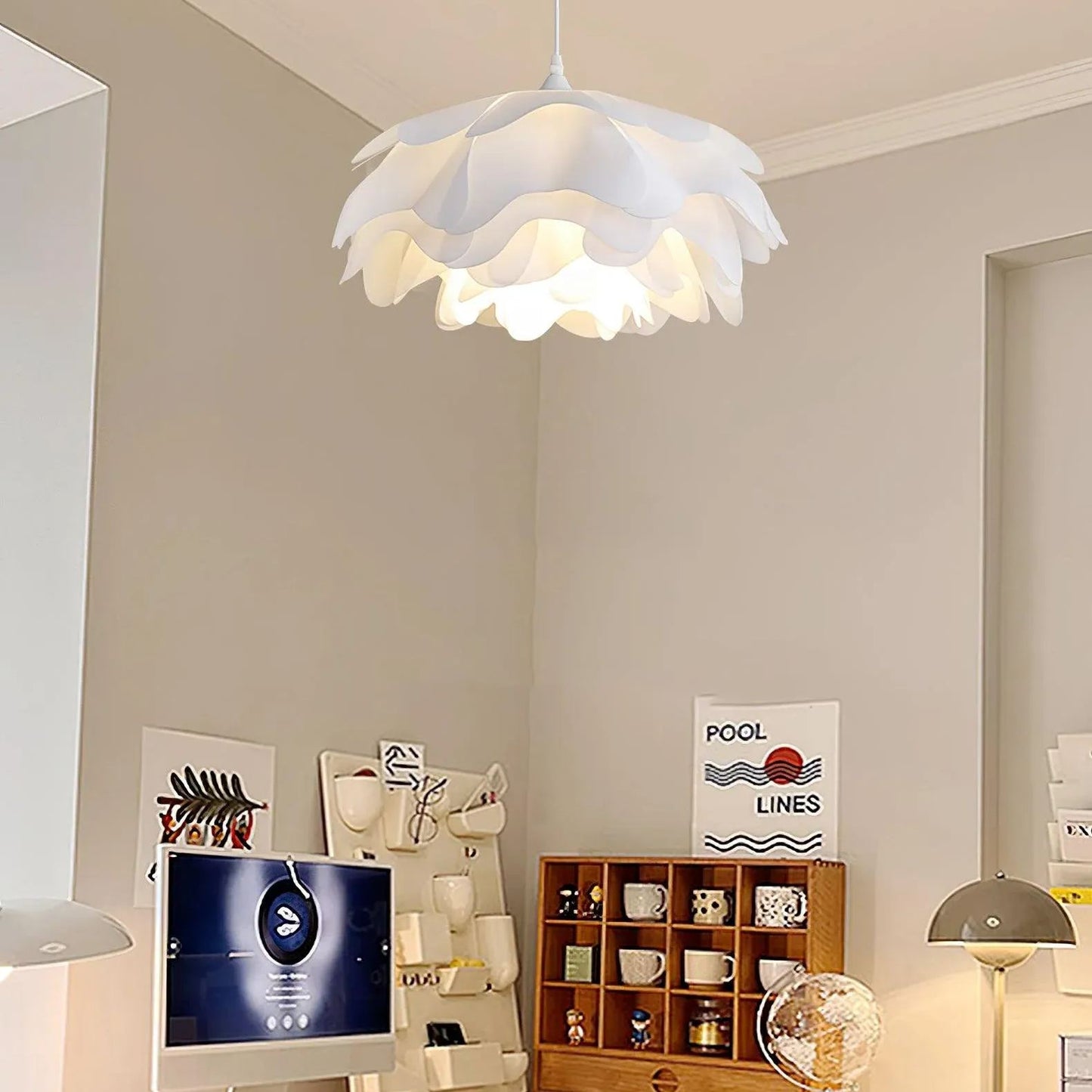 Renée Flower-Shaped Acrylic Pendant Light – Metal Frame, E27 Socket